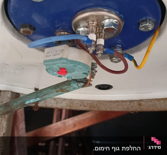 חיבורים חשמליים ותושבת מתכת בדוד שמש